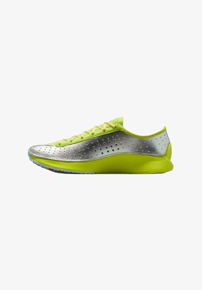 Scarpa da corsa verde chiaro con pannello laterale perforato in argento metallico e suola traslucida con accenti multicolore, vista di lato.