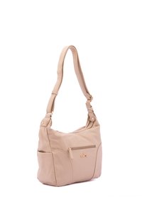 Borsa a tracolla in pelle beige con tracolla regolabile, superficie testurizzata, tasca frontale con zip e dettagli in logo dorato.