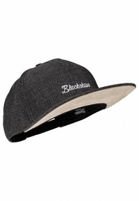 Szürke snapback sapka bézs napellenzővel és fehér hímezett "Blackskies" logóval az elején. Strukturált anyag, ívelt karimával.