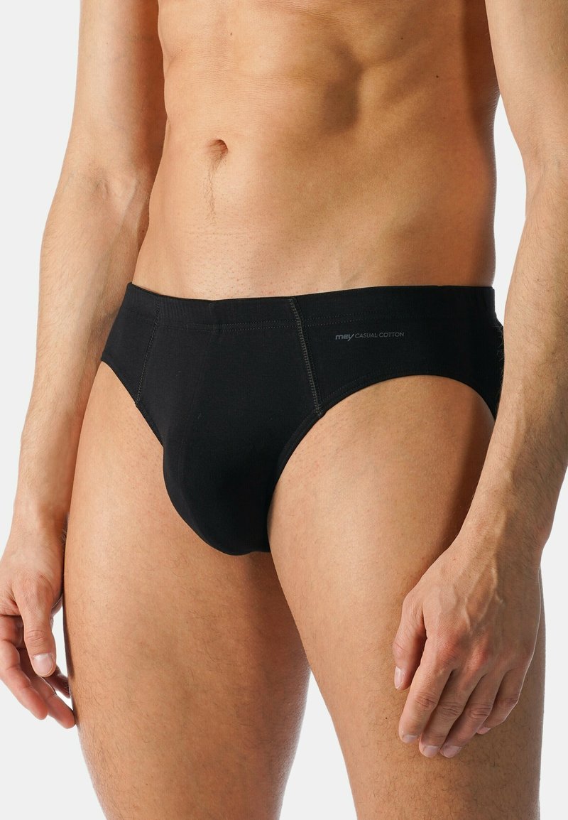 Slip in cotone nero con una vestibilità aderente, texture liscia e dettagli cuciti. Il girovita presenta un logo discreto.