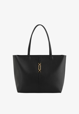 Sac fourre-tout en cuir noir avec une finition texturée, deux longues poignées et un accent en chaîne dorée sur le devant pour la fermeture. Forme rectangulaire.