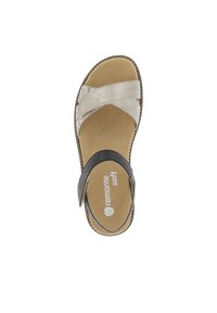 Sandale grise et beige avec des brides en daim et en cuir, semelle rembourrée, forme incurvée et accents imprimés sur une bride.