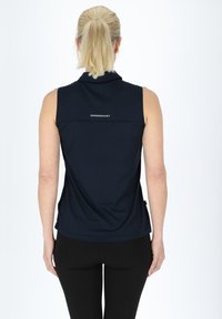 Canotta atletica senza maniche di colore navy realizzata in tessuto testurizzato, con colletto alto e logo "SWEDEMOUNT" sul retro.