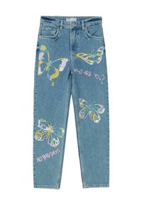 Ljusblå denimjeans med färgglada fjärilstryck på varje ben, med texten "VEM ÄR DU?" och "INGA DÅLIGA DAGAR," samt rak passform.