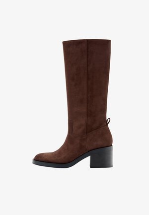 Brauner kniehoher Stiefel aus Wildleder mit quadratischer Zehenpartie, Blockabsatz und einer hinteren Zuglasche, mit sauberer Nahtführung und glatter Textur.