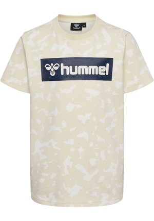 Cremefarvet t-shirt med hvidt abstrakt mønster, med et marineblåt rektangulært logo der står "hummel" på tværs af brystet. Korte ærmer og rund halsudskæring.