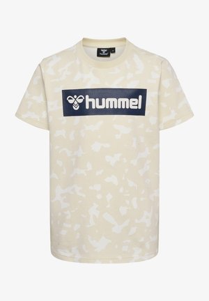Cremefarvet t-shirt med hvidt abstrakt mønster, med et marineblåt rektangulært logo der står "hummel" på tværs af brystet. Korte ærmer og rund halsudskæring.