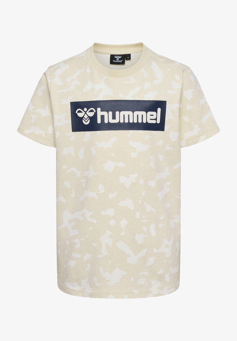 Cremefarvet t-shirt med hvidt abstrakt mønster, med et marineblåt rektangulært logo der står "hummel" på tværs af brystet. Korte ærmer og rund halsudskæring.