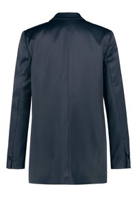 Blazer azul marino con acabado satinado suave, cuello chal, mangas largas y puños con botones. La parte trasera es lisa y tiene un corte entallado.