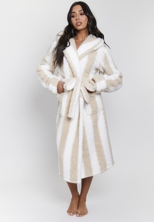 Lange badjas in beige en witte strepen, gemaakt van zacht, pluizig materiaal. Beschikt over een capuchon, brede mouwen en een strikriem in de taille.