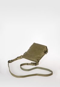 Borsa a tracolla in pelle verde oliva con tracolla regolabile, design piatto, chiusura con zip e dettagli in metallo. Texture liscia.