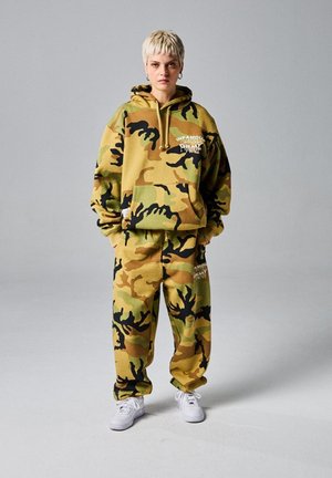 FOLLOW THE DOLLAR CAMO - Pantalones deportivos - camo