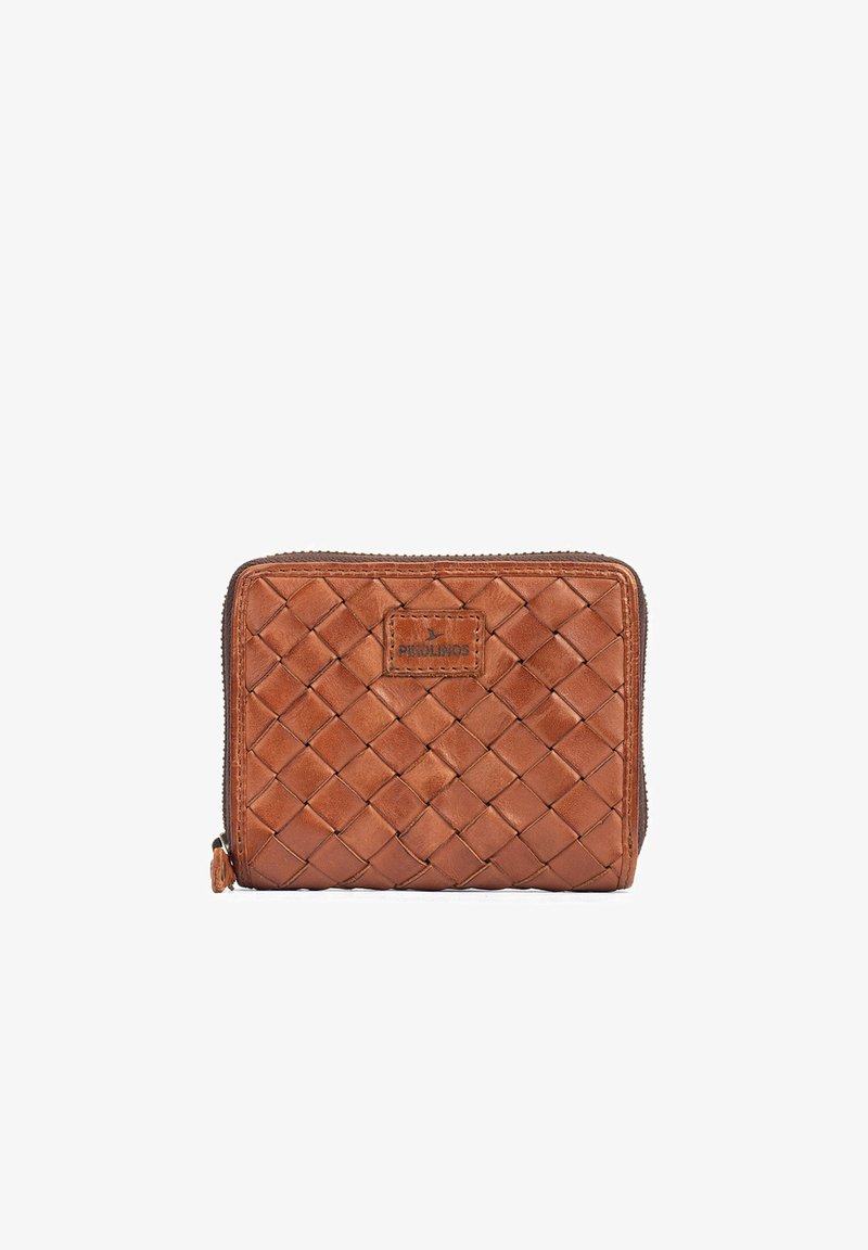 Cartera de cuero marrón con patrón tejido y cierre de cremallera, con la marca "PIQUADRO" en un parche frontal.