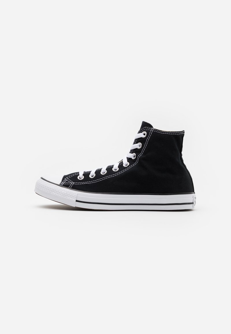 Baskets montantes en toile noire avec lacets blancs, semelle en caoutchouc blanche et bande noire, vues de profil sur fond blanc.