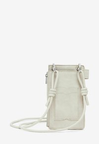 Lichtgrijze leren crossbodytas met een gestructureerde afwerking, zilverkleurige hardware, verstelbare riem en detail van een voorvak.