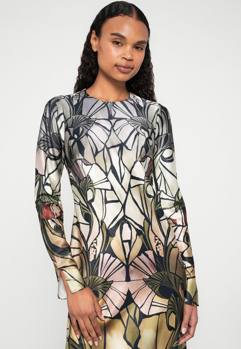 Ted Baker Chalote top met print en strikkraag • Gebroken wit • de Bijenkorf Ted Baker Chalote top met print en strikkraag • Gebroken wit • de Bijenkorf