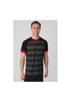 Zwart en grijs gestreepte sportshirt met rode accenten, korte mouwen en logo. Stof lijkt gestructureerd en lichtgewicht te zijn.