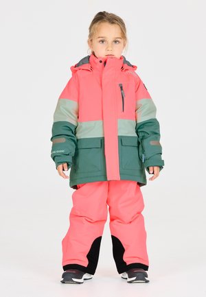 Farverig vinterjakke og bukser til børn, overvejende pink med grønne detaljer, med lynlås, lommer og justerbare manchetter.