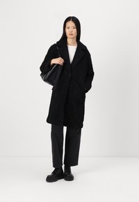 ONLY ONLCATALINA SHAGGY COAT - Vinterkåpe / -frakk - black