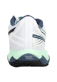 Scarpe da corsa da uomo con tomaia in rete bianca, dettagli blu navy, intersuola verde chiaro e suola esterna nera testurizzata. Presentano il marchio "Mizuno Enerzy".