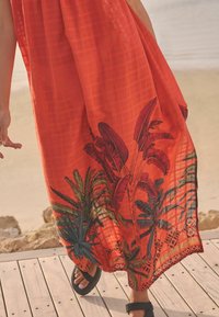 Next REGULAR FIT - Maksikleit - coral red