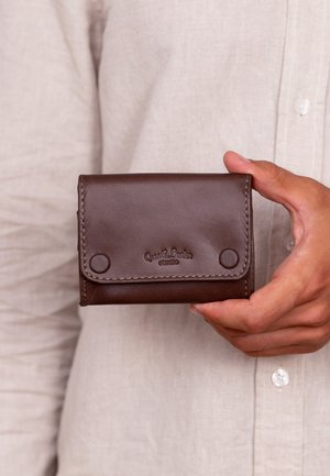 Portafoglio in pelle marrone con forma rettangolare, caratterizzato da un logo impresso, cuciture a contrasto e bottoni magnetici rotondi.