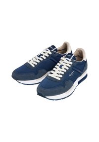Baskets de sport bleu marine avec tige en daim texturé et mesh, lacets blancs et semelle intermédiaire blanche contrastée. Marquage minimal sur le côté.