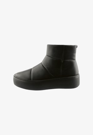 Schwarze Leder-Ankle-Boots mit runder Zehenform, geschwungenen Nähten, einer Plateausohle und einer glatten Textur. Minimalistisches Design.