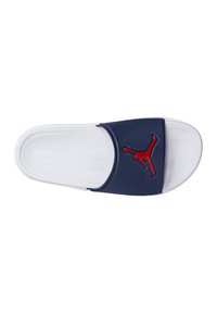 Infradito blu navy con suola bianca e logo Jumpman rosso sulla fascia. Progettato con una texture liscia e un plantare sagomato.