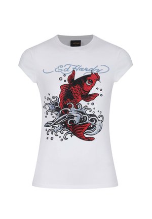 Bílý tričko s krátkým rukávem, které má červený motiv ryby s třpytivými akcenty a modrými vlnovými vzory, značky "Ed Hardy."