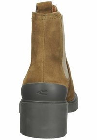 Braune Wildleder-Stiefeletten mit einem grauen, klobigen Absatz. Sie verfügen über elastische Seiteneinsätze und eine Zuglasche hinten für ein einfaches Anziehen.