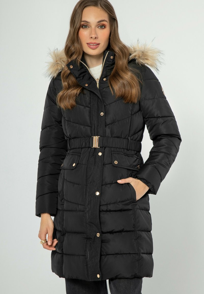 Abrigo de plumas negro con capucha de piel sintética, cintura ceñida, múltiples bolsillos y diseño acolchado. Presenta acentos en tono dorado.