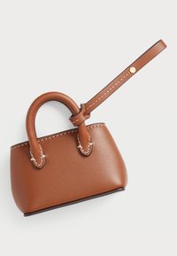 Καφέ δερμάτινη τσάντα χειρός με στρογγυλές λαβές, λευκή ραφή, επίπεδη βάση και αποσπώμενο λουράκι. Συγκρατημένος, δομημένος σχεδιασμός.