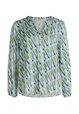 Blouse met lange mouwen van licht stof, met een groen-blauw geometrisch patroon, een V-hals en een knoopsluiting aan de voorkant.