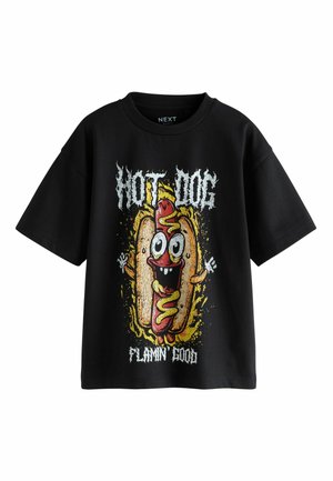 Čierne tričko s kreslenou postavičkou hot doga, dizajnom horčice a bielym textom s nápisom "Hot Dog" a "Flamin Food."