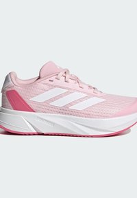 Scarpa da ginnastica rosa con tomaia in rete, accenti bianchi, intersuola bianca spessa e suola esterna rosa testurizzata. Presenta tre strisce bianche sul lato.