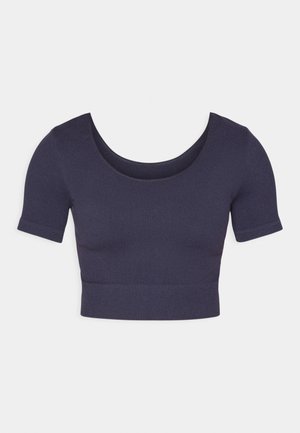 Marineblå kuttet topp med korte ermer, laget av ribbestrikket stoff. Har en rund utrigning og en tettsittende design.