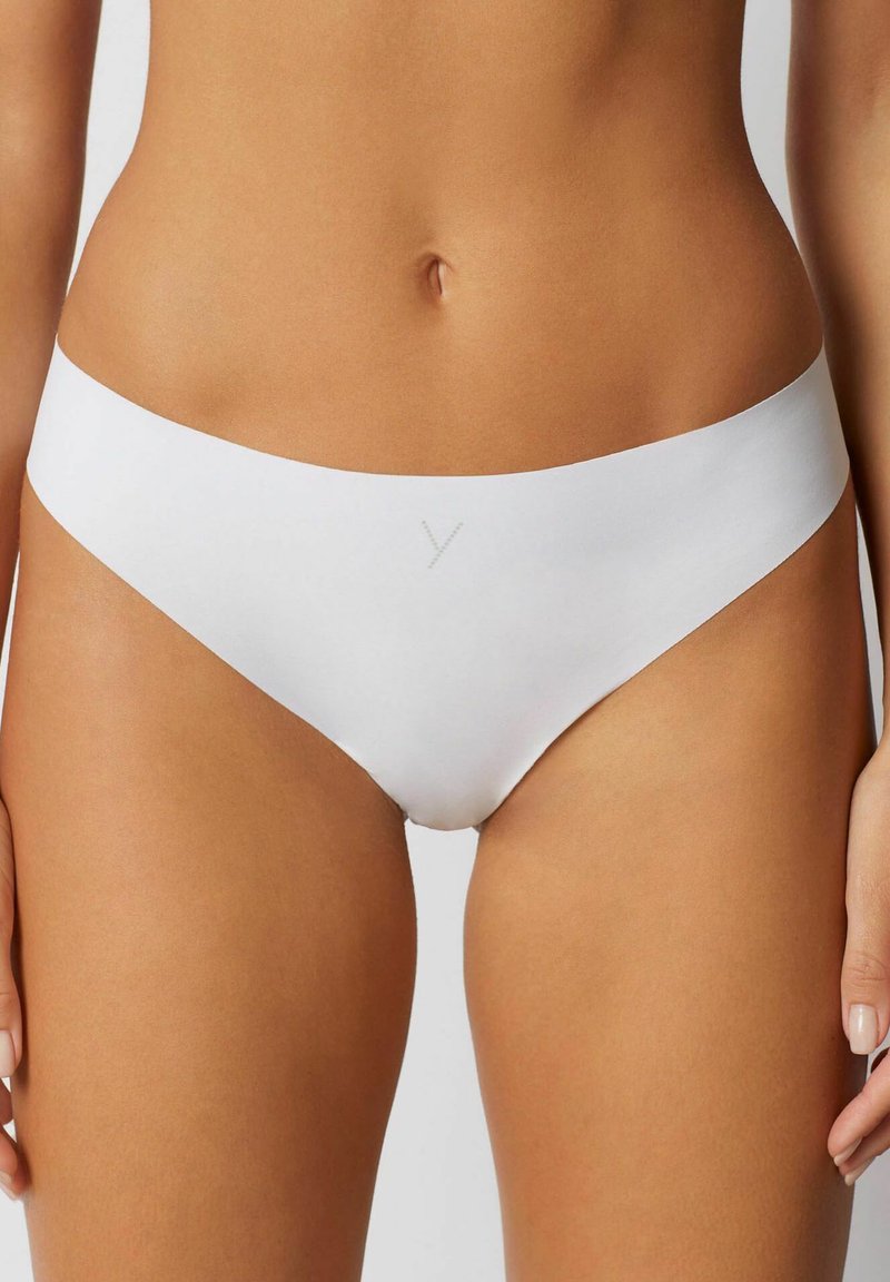Vitt sömlöst bikini set tillverkat av ett mjukt tyg; har en bred midjeband och minimal täckning med en präglad logotypdetalj fram.