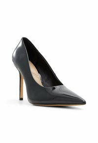 Scarpa con tacco alto in vernice nera, dalla punta affusolata e dal profilo elegante. Presenta un sottile tacco a stiletto e una fodera interna beige.