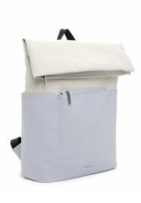 Roll-top batoh v světle šedé a světlé modré, vyrobený z hladkého materiálu, s přední kapsou na zip a nastavitelnými černými popruhy.