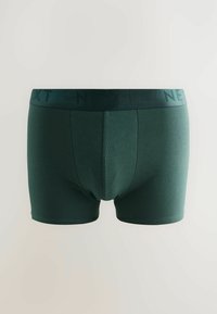 Boxer shorts in cotone verde scuro con un cinturino decorato con lettere in rilievo. Texture liscia, design aderente e gambe di lunghezza intermedia.