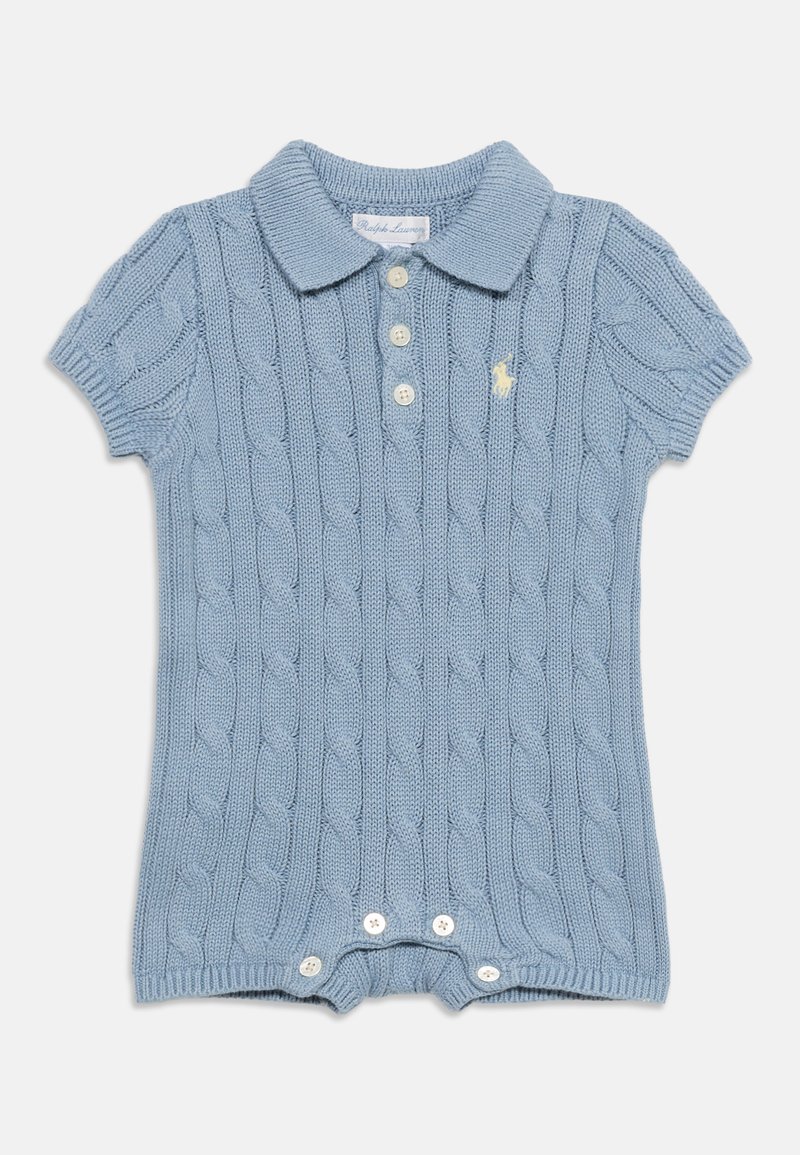 Βρεφικό φορμάκι σε ανοιχτό μπλε χρώμα, πλεκτό με καλώδιο, με κοντά μανίκια, γιακά, κουμπιά στο μπροστινό μέρος και κεντημένο λογότυπο στο αριστερό στήθος.