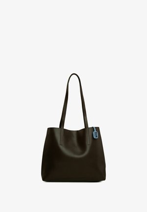 Donkerbruin totebag met twee lange handvatten, glad synthetisch materiaal, een afgeronde vorm en een blauwe labelaccent aan een zijde.