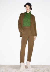 ARMEDANGELS MAGDAA - Broek - dried moss