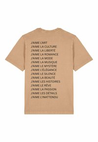 Beige katoenen t-shirt met zwarte tekst waarop verschillende Franse zinnen staan die liefde voor diverse concepten uitdrukken. Klassieke ronde hals, korte mouwen.