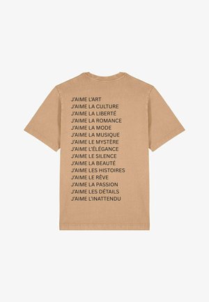 Beige katoenen t-shirt met zwarte tekst waarop verschillende Franse zinnen staan die liefde voor diverse concepten uitdrukken. Klassieke ronde hals, korte mouwen.