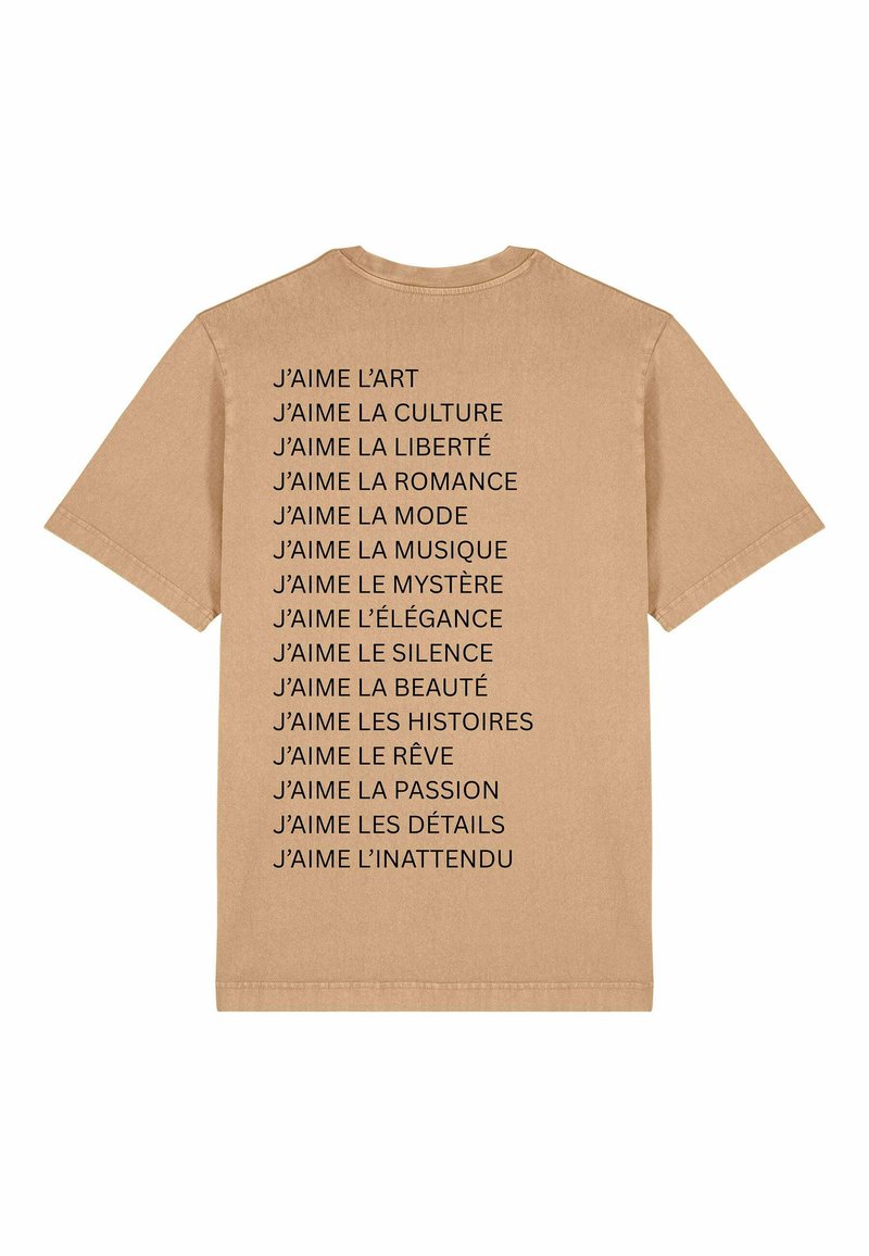 Beige katoenen t-shirt met zwarte tekst waarop verschillende Franse zinnen staan die liefde voor diverse concepten uitdrukken. Klassieke ronde hals, korte mouwen.