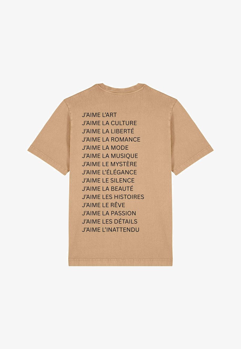 Beige katoenen t-shirt met zwarte tekst waarop verschillende Franse zinnen staan die liefde voor diverse concepten uitdrukken. Klassieke ronde hals, korte mouwen.