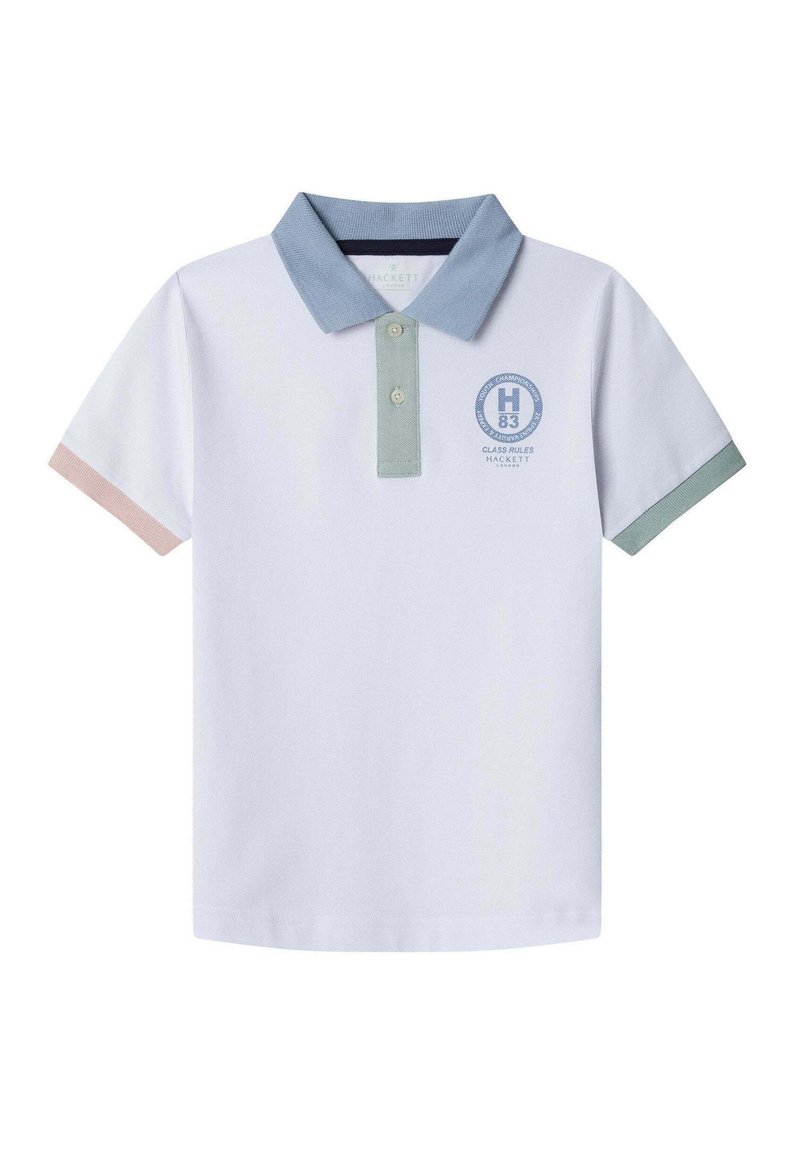 Camisa polo blanca con un cuello azul claro y detalles en colores pastel en las mangas, con un logo redondo en el pecho.