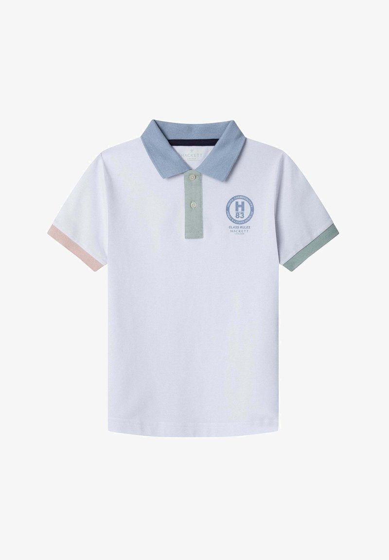 Biely polo tričko s svetlomodrým golierom a pastelovými akcentmi na rukávoch, so zaobleným logom na hrudi.